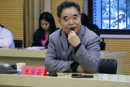 图为王家云教授为教科院学生作增强“看齐意识”的讲座。 丁铭晔 摄